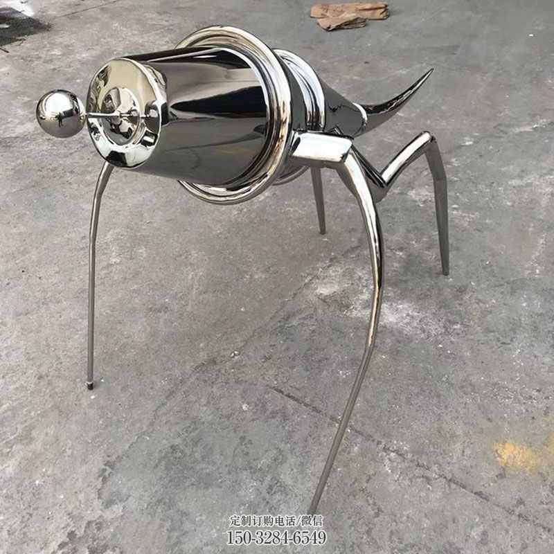 城市蝗虫雕塑，镜面昆虫雕塑，镜面效果