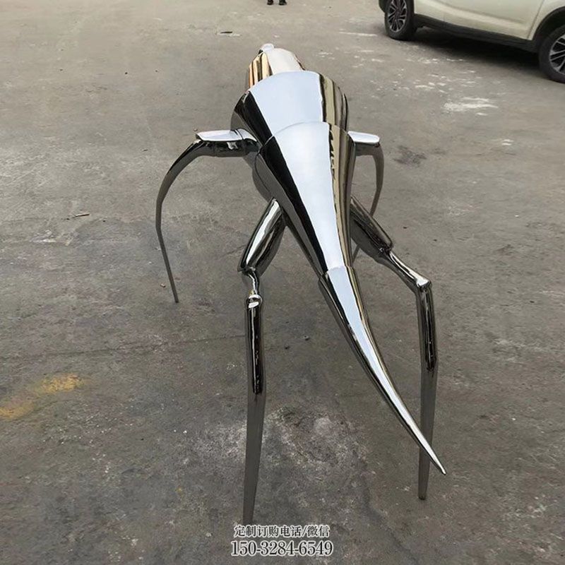户外仿真蝗虫雕塑，镜面抛光雕塑，昆虫主题